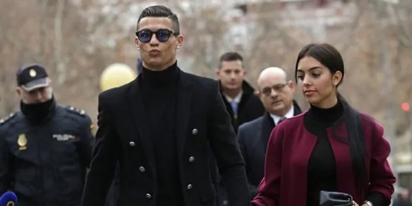 Aksi Manis Georgina Rodriguez Tunjukkan Rasa Cintanya ke Cristiano Ronaldo