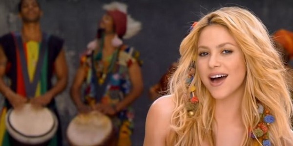 Shakira Muncul Kenakan Kaos Bertuliskan "Wanita tidak lagi menangis, tagihan wanita".