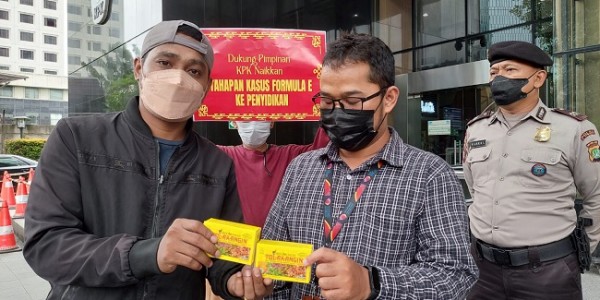 Aktivis Aksi Kerokan Massal dan Beri Jamu Dewas KPK Supaya Tak Masuk Angin Tindak Lanjuti Laporan