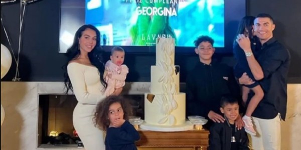 Georgina Rodriguez Rayakan Milad di Riyadh sama Cristiano Ronaldo dan Anak-anak