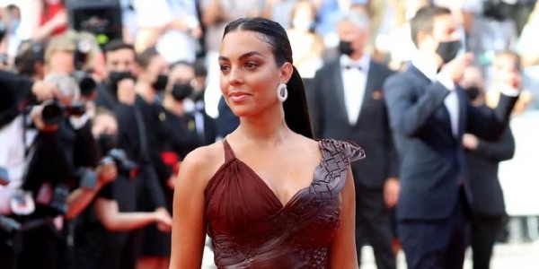 Georgina Rodriguez Dukung Label Los Angeles Selama Perjalanan Mal di Arab Saudi 
