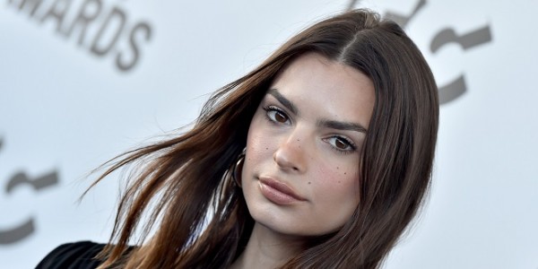 Emily Ratajkowski Pertahankan Penampilannya yang Paling Kontroversial