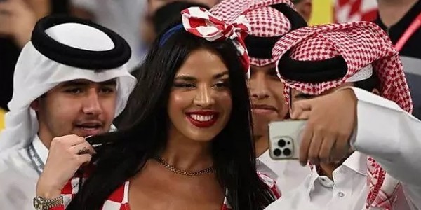 Ivana Knoll Kejutkan Penggemar dengan Pakaian Tembus Tanpa Bra