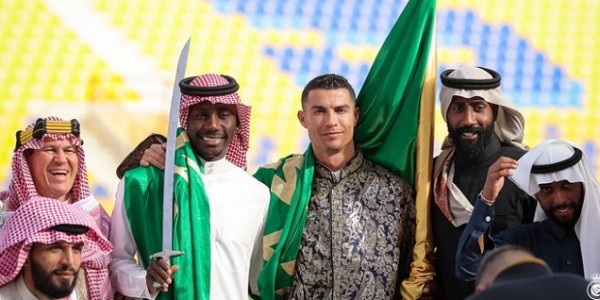Cristiano Ronaldo Rayakan Hari Pendirian dengan Berpakaian Gamis Ala Arab Saudi