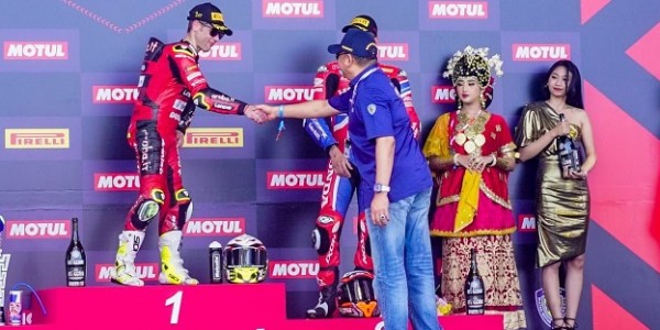Ketua MPR RI Serahkan Trophy Juara World Superbike Mandalika 2023, Bautista Juara, Toprak Urutan Kedua