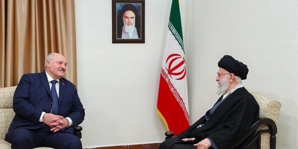 Ayatullah Khamenei Ajak Negara-negara yang Dikenai Sanksi AS Bergandengan Tangan