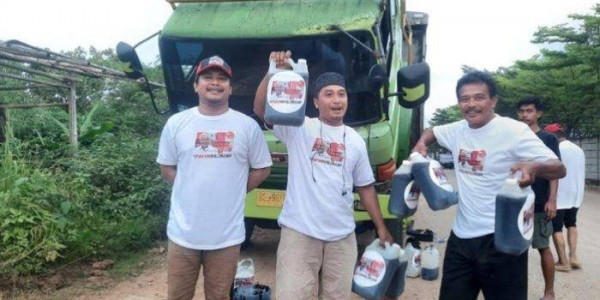 Relawan Ganjar Tebar Kebaikan, Beri Bantuan Oli Gratis ke Sopir Truk