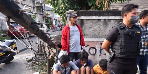 Polisi Tangkap Tiga Pengguna Narkoba Saat Gelar Operasi di Kampung Ambon
