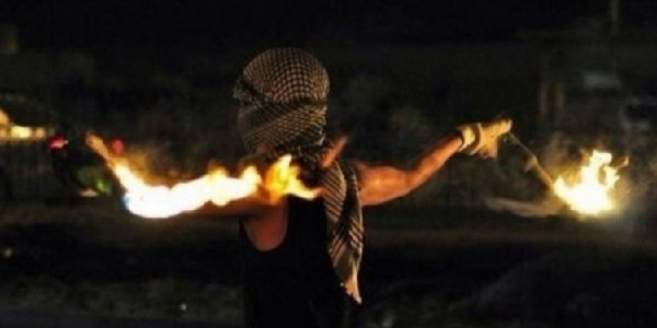 Sejumlah Pemuda Palestina Bakar Pos Pengawasan Israel