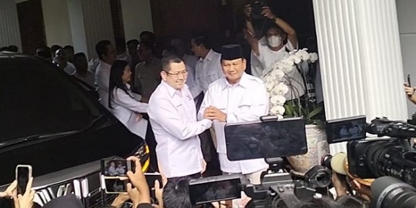 Hary Tanoesoedibjo dan Rombongan Perindo Tiba di Kediaman Prabowo Subianto 