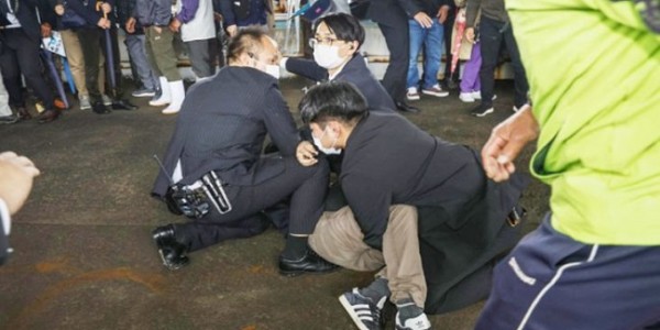 PM Jepang Fumio Kishida Dilempari Bom Asap saat Berpidato
