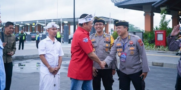 Kunjungi Pura Besakih, Ketua MPR RI Apresiasi Pemugaran dan Penggunaan Bus Listrik bagi Turis di Pura Agung Besakih 
