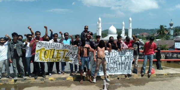 PT CLM Zainal Abidin Diduga Buang Limbah ke Sungai Malili, Warga Demo di Depan Gedung DPRD