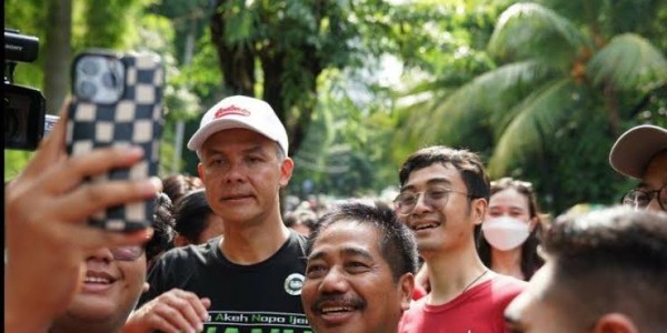 Ganjar Pranowo Awali Safari dengan Lari Pagi di Surabaya, Warga Rebutan Selfie