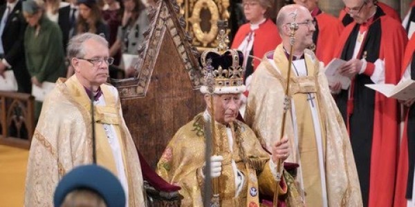 Charles III Resmi Dinobatkan Jadi Raja Inggris