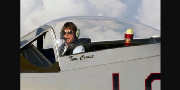 Tom Cruise Terima Penghargaan Film MTV-nya dengan Terbang di Pesawat P-51 Mustang