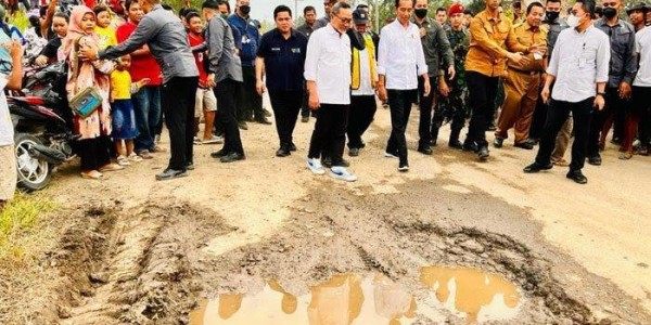 Kritik Jokowi, DPR: Tak Perlu Berteater di Jalan Rusak