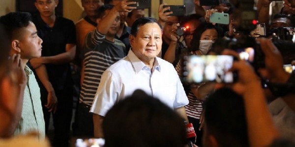 Didampingi Gibran, Prabowo Bertemu Relawan Jokowi di Solo