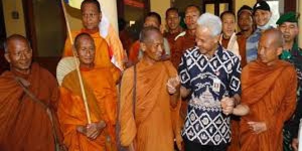 Sapa Biksu Thudong yang Sedang Istirahat di Musala, Ganjar: Cerminan Kebhinekaan Bangsa Indonesia