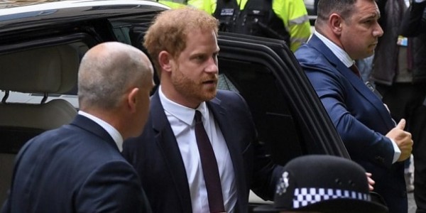 Pangeran Harry Bersaksi Bahwa Tabloid Menghancurkan Masa Kecilnya