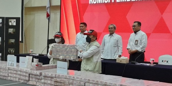 KPK Pamerkan Uang Sitaan Milik Lukas Enembe Capai Rp81,9 miliar