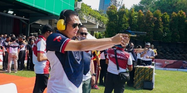 Ikuti Kejuaraan Menembak Kapolri Cup 2023, Ketua MPR RI Raih Juara Dua Eksebisi Tembak Pistol Eksekutif Duel Plat