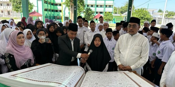 Luar Biasa! Gus Jazil Luncurkan Mushaf Alquran Raksasa Tulisan Tangan di Jawa Timur