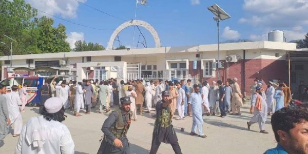 Serangan Bom Bunuh Diri di Pakistan Tewaskan 44 Orang dan Puluhan Luka-luka