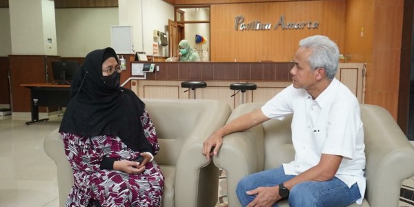 Besuk Cak Nun di RSUP Sardjito, Ganjar: Kondisinya Membaik, Mari Kita Doakan Kesembuhan Beliau