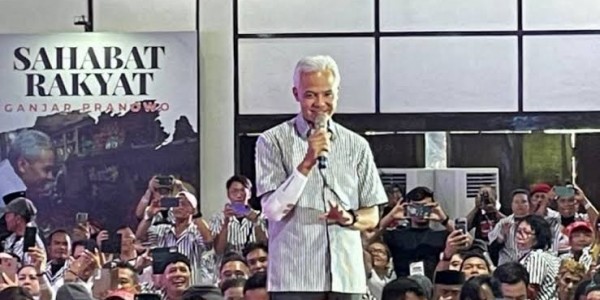 Ganjar Pakai Baju Jokowi saat Tanggapi Deklarasi PAN & Golkar ke Prabowo