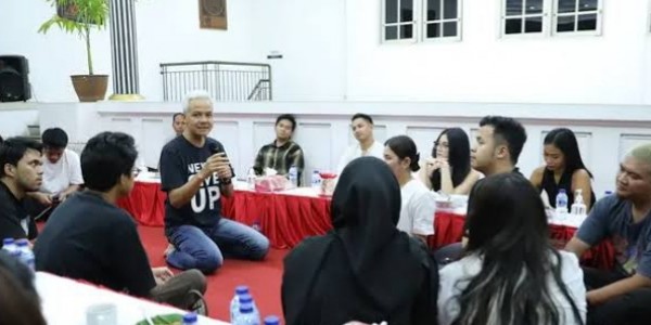 Ganjar Jawab Ketakutan Anak Muda Soal Masa Depan Sambil Makan Bareng Influencer Artis
