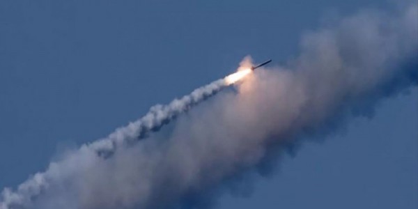 Rudal-rudal Rusia Serang Pangkalan Udara Ukraina