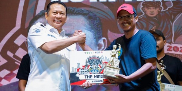 Ketua MPR RI Serahkan Piala Ke Para Pemenang Kontes Roda Dua dan Roda Empat Jambore Nasional IMI 2023 