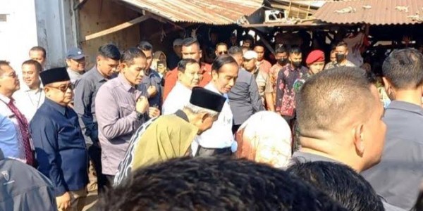 Warga Teriak ‘Ganjar Presiden’ Saat Jokowi Kunjungi Pasar Pekalongan yang Dihadiri Prabowo