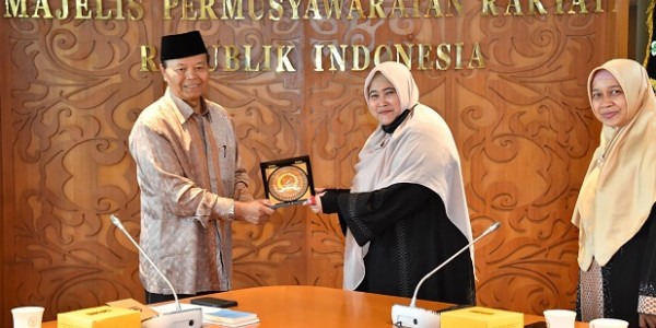 HNW: Majlis Taklim Berjasa, Pemerintah Perlu Berterimakasih Dan Sejahterakan Para Ustadzah di Majlis Taklim