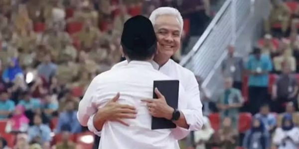 Merasa Kehilangan Pemimpin Sederhana dan Merakyat, Warga Jateng Menangis Saat Ganjar-Gus Yasin Pamit