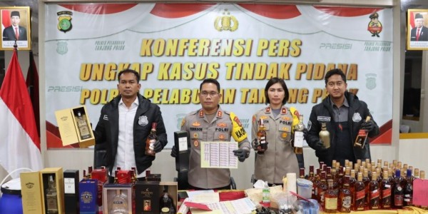 Polisi Tangkap Tiga Produsen Miras Merk Terkenal Palsu di Kalideres