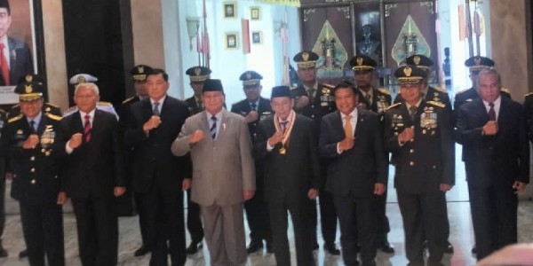 Prabowo Berikan Penghargaan Dharma Pertahanan Utama Kepada Habib Luthfi 