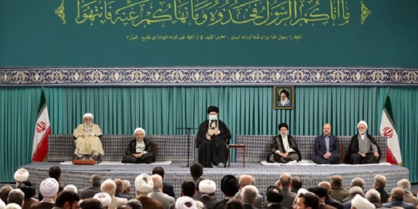 Ayatullah Khamenei: Siapa yang Dirugikan oleh Persatuan Umat Islam?