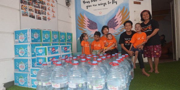 Le Minerale Jadi Penyedia Air Bagi Anak-anak dalam Pengobatan di RHI