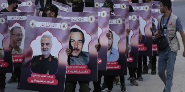 Gelar Parade Militer Terbesar di Jalur Gaza, Pejuang Palestina Usung Foto Jenderal Soleimani