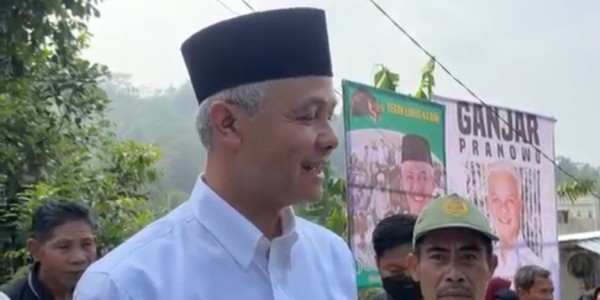 Usai Menginap di Rumah Warga, Ganjar Jalan Pagi Sambil Tinjau Bantuan Sumur Air Bersih di Desa Muncang