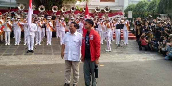Kaesang dan Jajaran PSI Terharu Disambut Meriah Prabowo Subianto di Kediamannya 