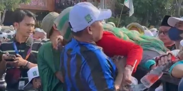 Aksi Heroik Caleg DPR RI Evakuasi Seorang Ibu yang Terhimpit di Tengah Jutaan Massa AMIN  