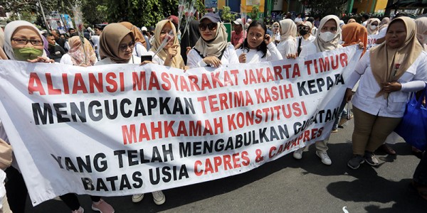Aliansi Masyarakat Jakarta Timur  Bagi-Bagi Bunga Kepada Pengendara