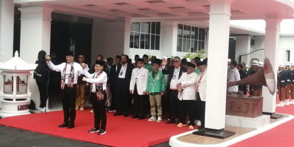 Pakai Kemeja Putih, Pasangan Anies-Cak Imin Masuki Kantor KPU