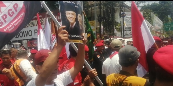 Pasangan Ganjar-Mahfud Daftar ke KPU, Sebelahnya Baliho Besar Prabowo