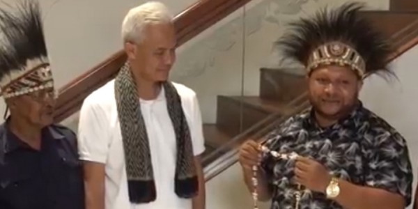 Dianggap Pemimpin Merakyat, Para Ketua Adat Papua Beri Dukungan pada Ganjar Pranowo