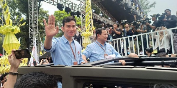 Prabowo-Gibran Daftar ke KPU Naikin Mobil Maung Buatan Pindad