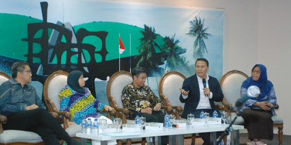 Demokrasi Dengan tema "Implementasi RUU ASN usai Disahkan DPR"